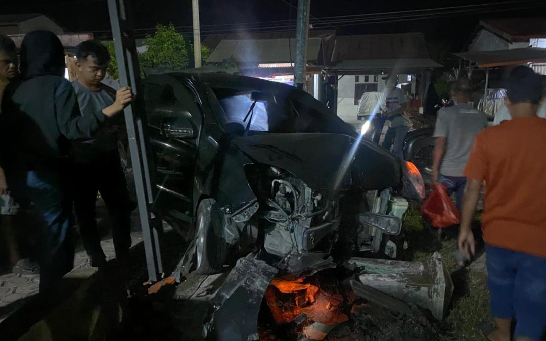 Sebuah Mobil Menabrak Dinding Bangunan SPPG Di Aceh Barat